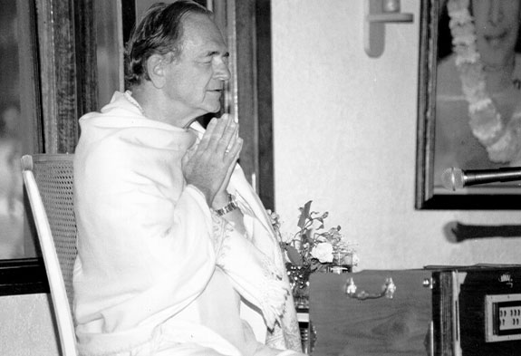 swami-kriyananda-medita